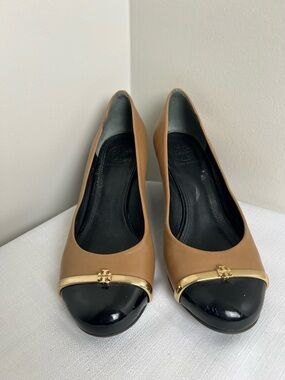 Tory Burch Two-Tone Tan and Black Cap-Toe Pumps with Gold Trim